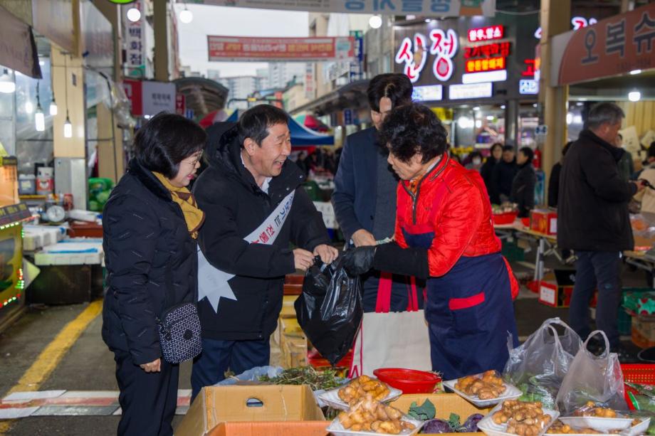 이재영 증평군수, 설 명절 전통시장 장보기 행사 참여