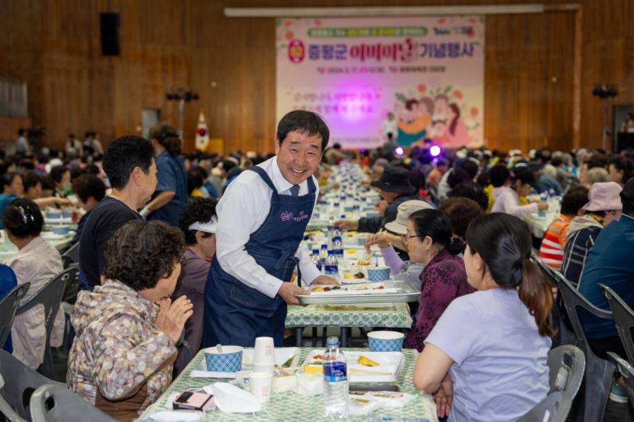 증평군, 어버이 날 기념행사...어르신들 웃음꽃 활짝