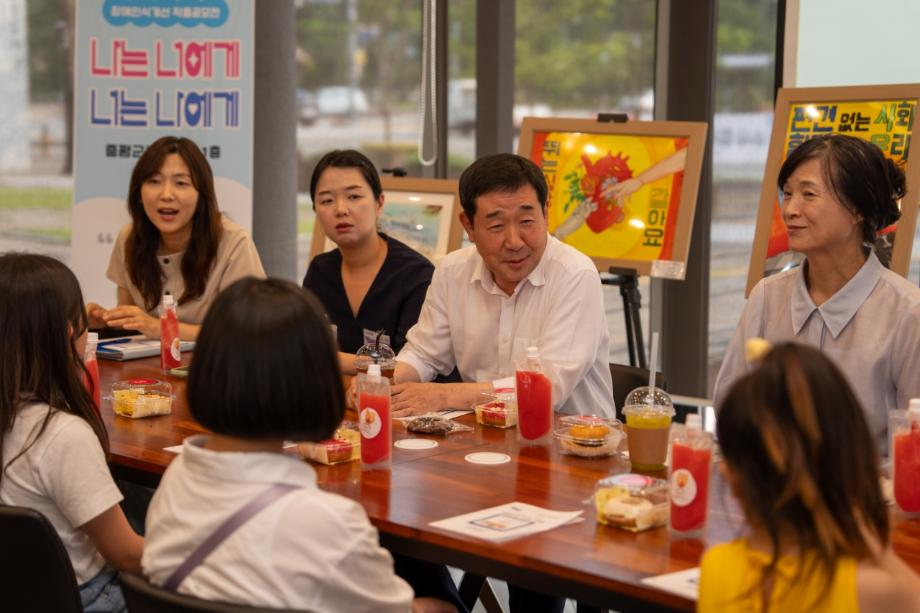 이재영 증평군수, 장애인식개선 작품공모전 수상자와 작품 속 의미 나눠