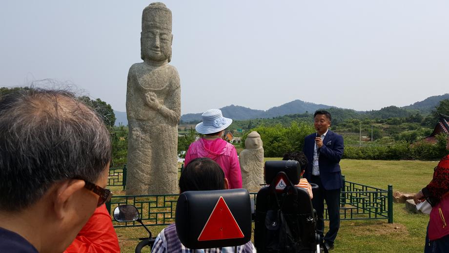 해설사님에 석조보살입상유쾌한설명......