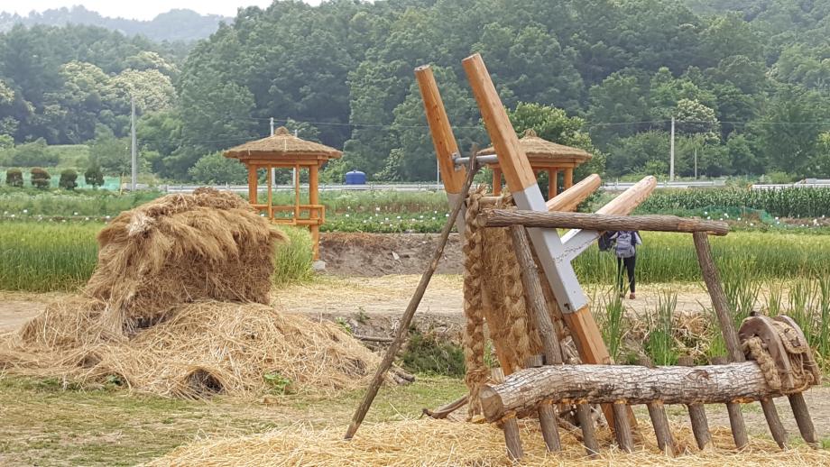 지게가 어른보다 커요....