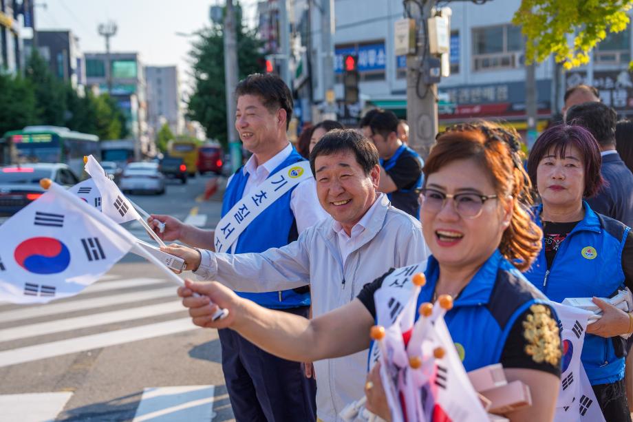 광복절맞이 태극기 나눠주기 행사