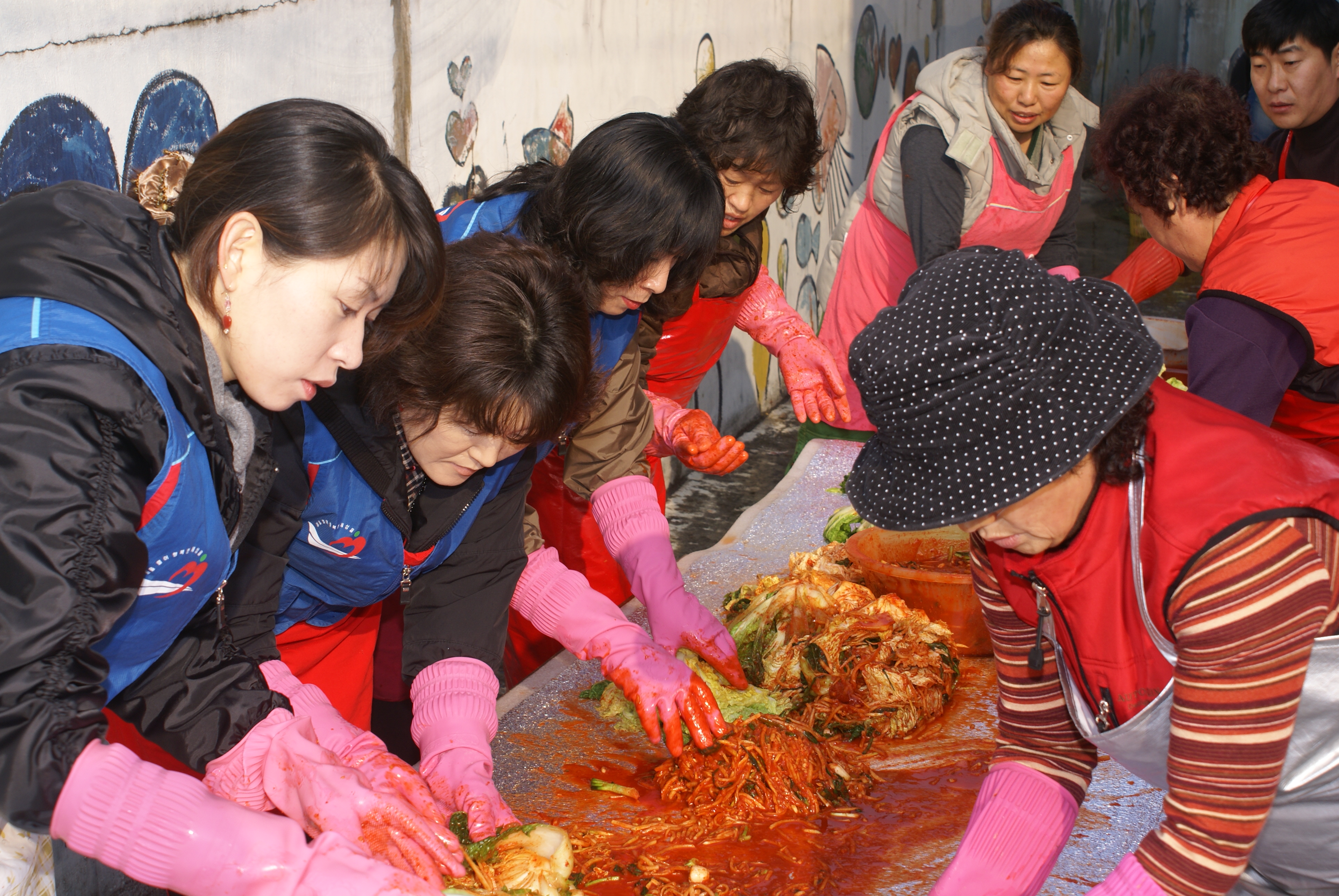 사랑의 김장김치 나누기 손길 잇따라