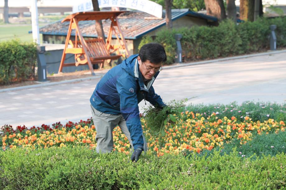 증평군공무원, 보강천 미루나무 숲 일원에서 환경정화 활동 펼쳐