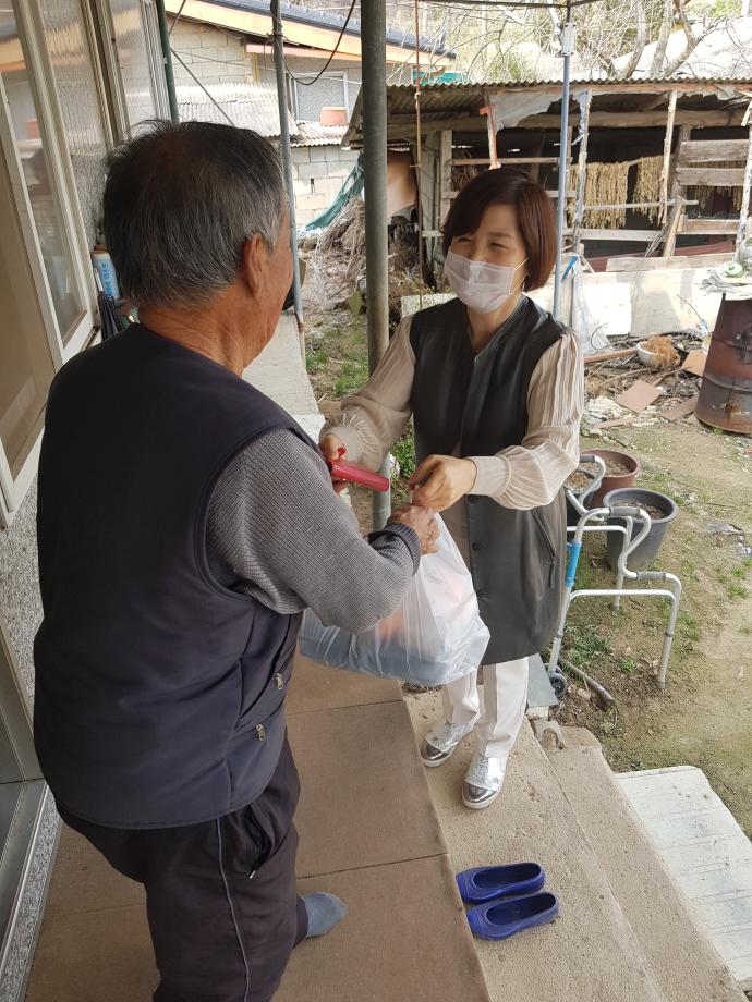 “정성 담은 도시락 드시고 건강 챙기세요”…증평군보건소, 건강취약 재가 치매 노인 도시락 배달사업 운영