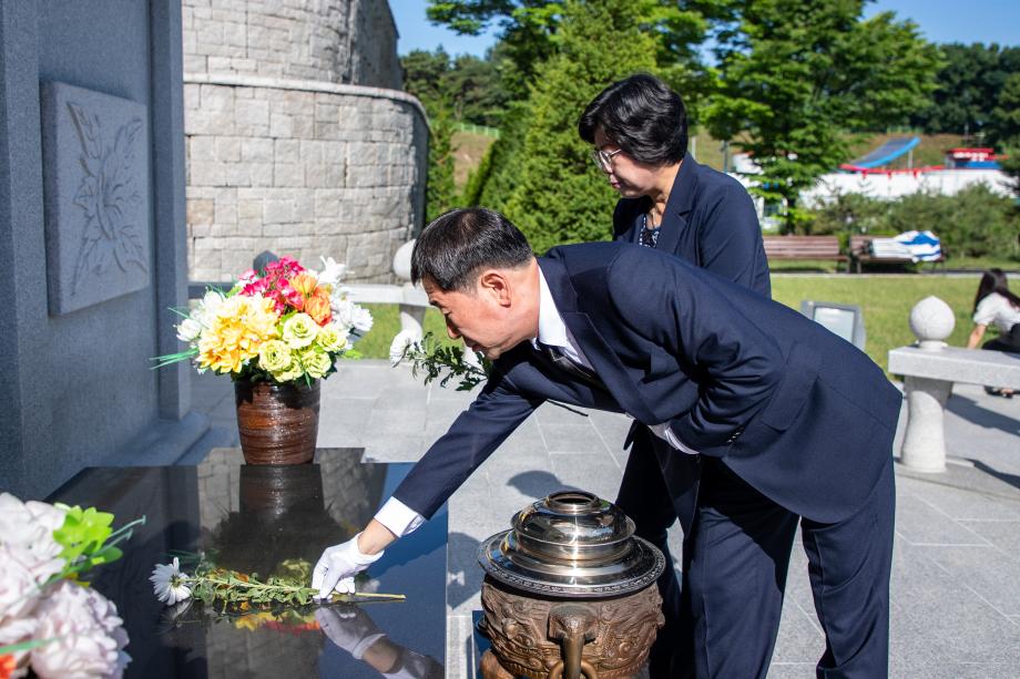 이재영 증평군수 충혼탑 참배