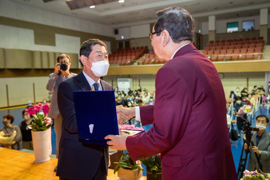 이재영 증평군수, 문학적인 정치인상 및 한국문인 수필부문 신인문학상 수상