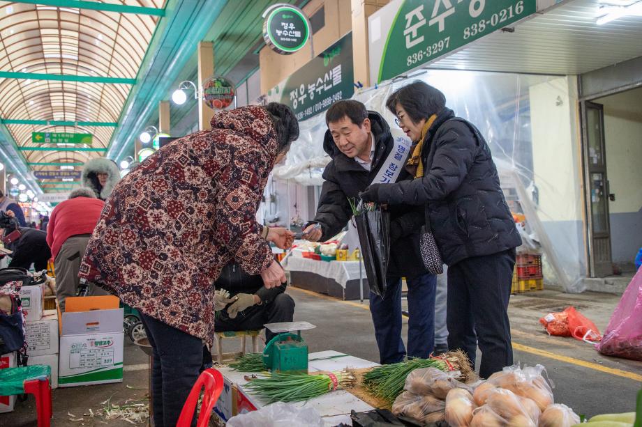 이재영 증평군수, 설 명절 전통시장 장보기 행사 참여