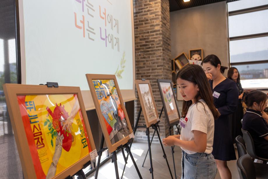 이재영 증평군수, 장애인식개선 작품공모전 수상자와 작품 속 의미 나눠