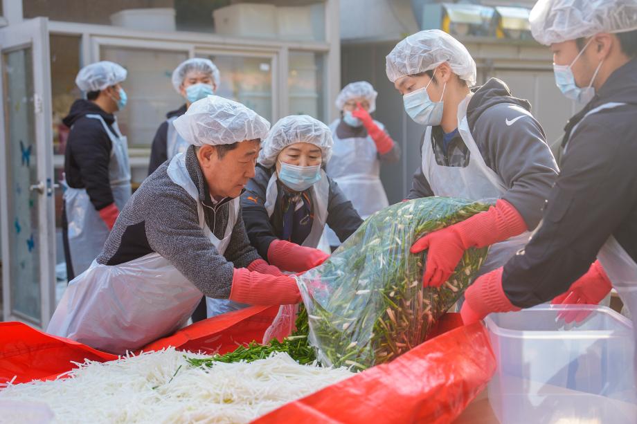 증평군청 인삼씨름단, 김장 봉사로 따뜻한 온정 나눠