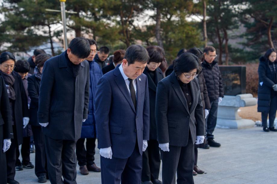 증평군, 엄숙한 분위기 속 2025년 을사년 새해 충혼탑 참배